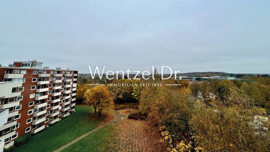 RESERVIERT!! Schöne 2-Zimmer Eigentumswohnung, mit großzügigem Balkon in Kiel! - Balkon mit Blick ins Grüne