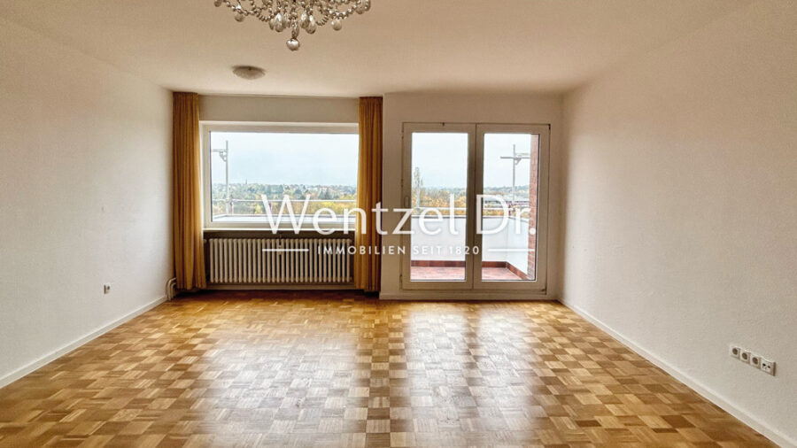 RESERVIERT!! Schöne 2-Zimmer Eigentumswohnung, mit großzügigem Balkon in Kiel! - helles Wohnzimmer mit Blick ins Grüne