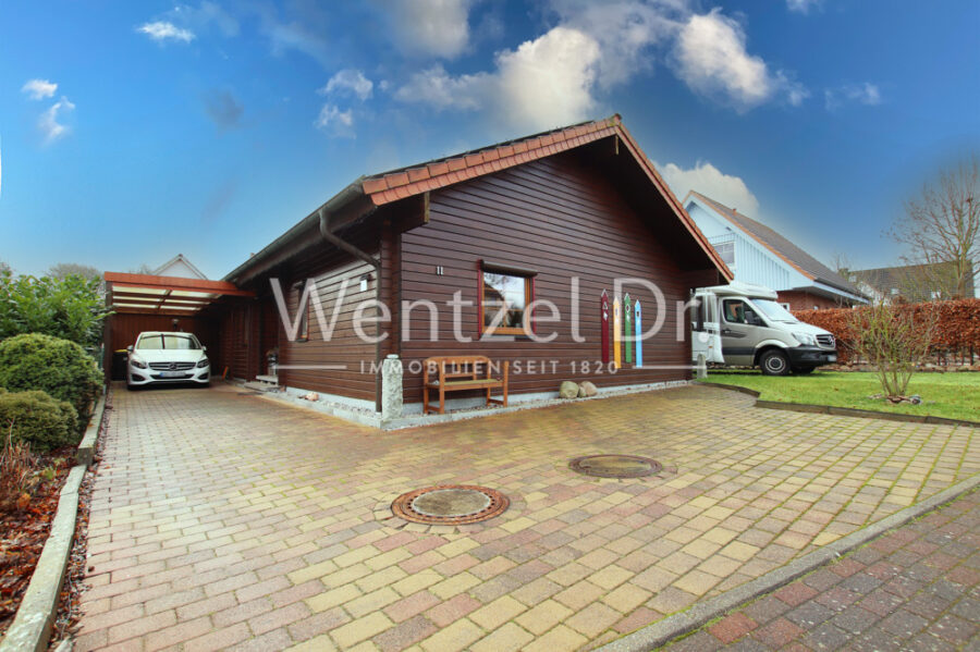 Stilvoll und praktisch: Bungalow mit Wintergarten und Carport - Außenansicht