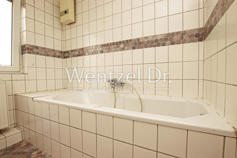 Charmantes Endreihenhaus mit Potenzial in ruhiger Lage von Lübeck/Kücknitz - Badewanne