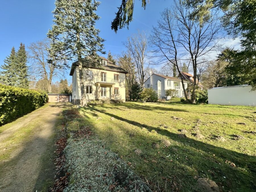 Herrschaftliche Stadtvilla auf großzügigem Grundstück mit Anbaupotential! - Außenansicht