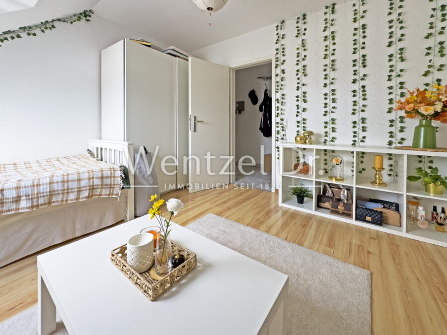 Gut geschnittene und helle Maisonettwohnung mit Balkon und 2 Stellplätzen - Zimmer I