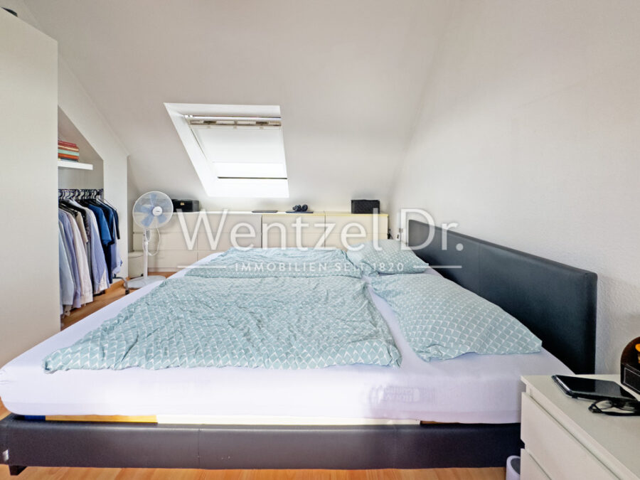 Gut geschnittene und helle Maisonettwohnung mit Balkon und 2 Stellplätzen - Schlafzimmer