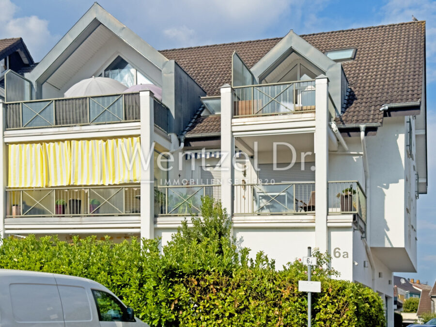 Gut geschnittene und helle Maisonettwohnung mit Balkon und 2 Stellplätzen - Außenansicht