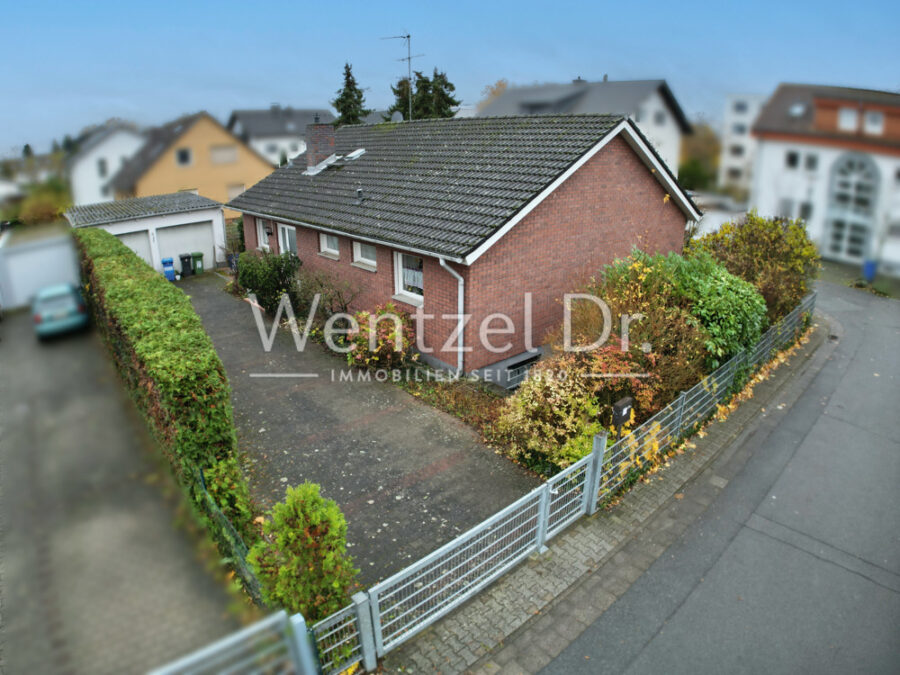 Ihre Chance: Charmanter Bungalow mit viel Potential in Griesheim! - Einfahrt